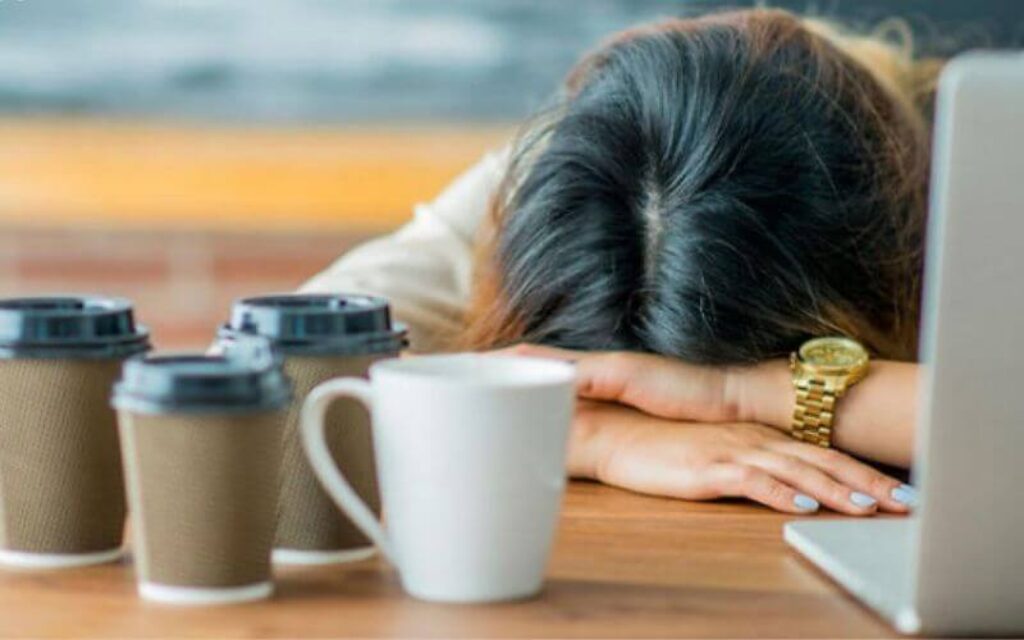 uống cafe gây mất ngủ ban đêm