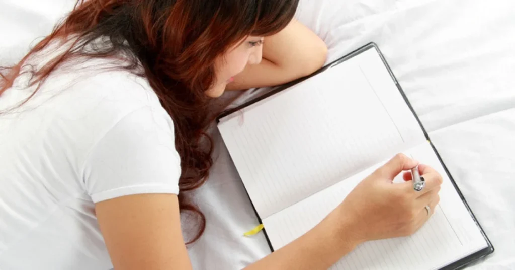 Viết nhật ký hoặc ghi chú giúp ngủ ngon hơn