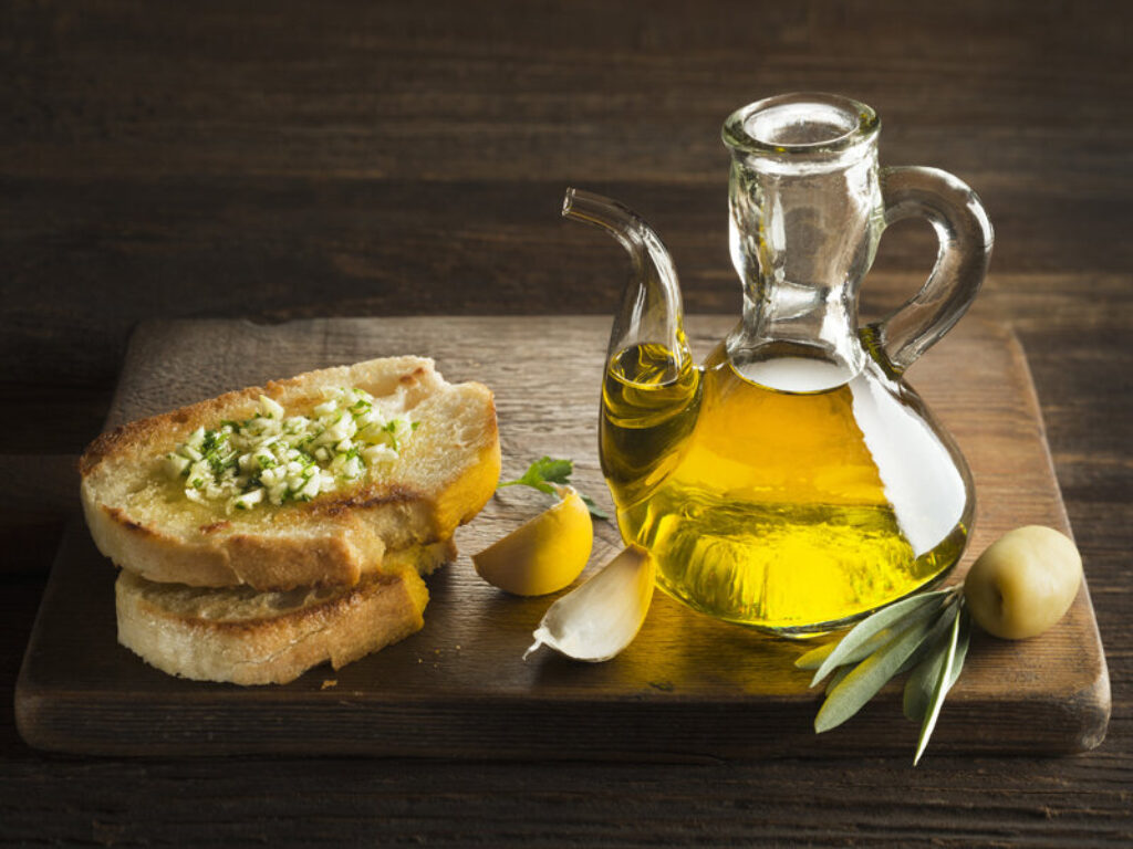 dầu ô liu an kèm với bánh mì nguyên cám