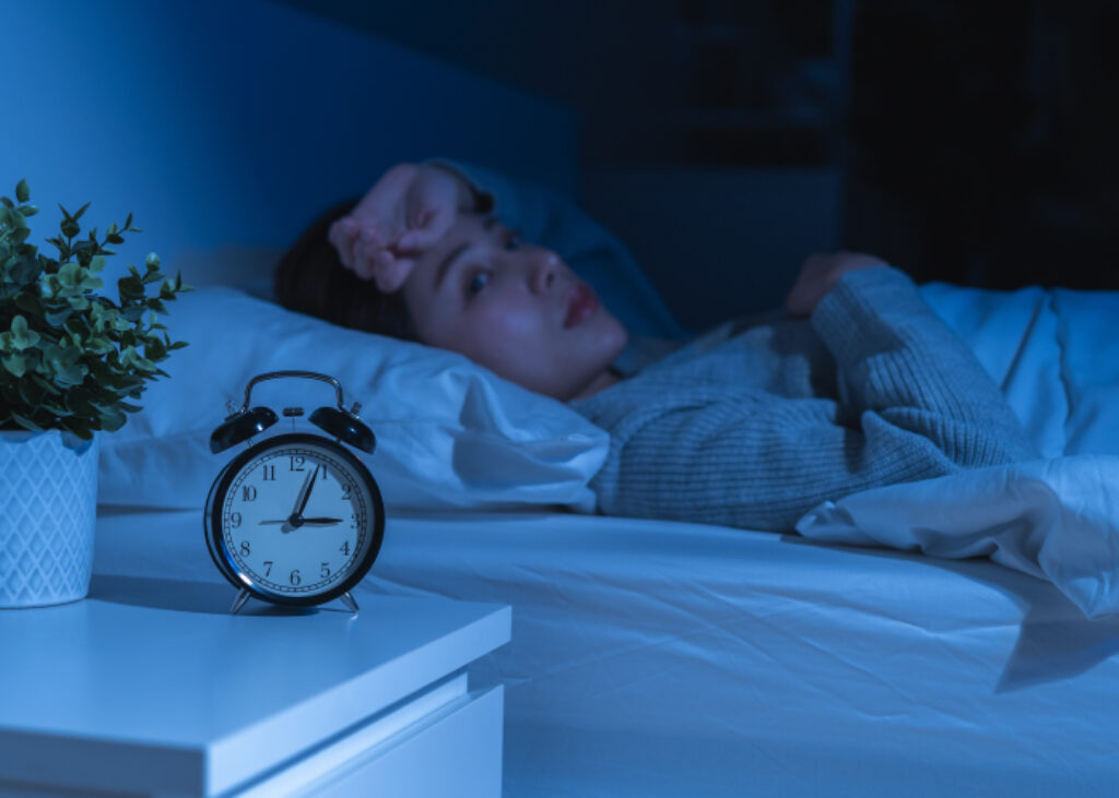 trằn trọc nhắm mắt nhưng không ngủ được