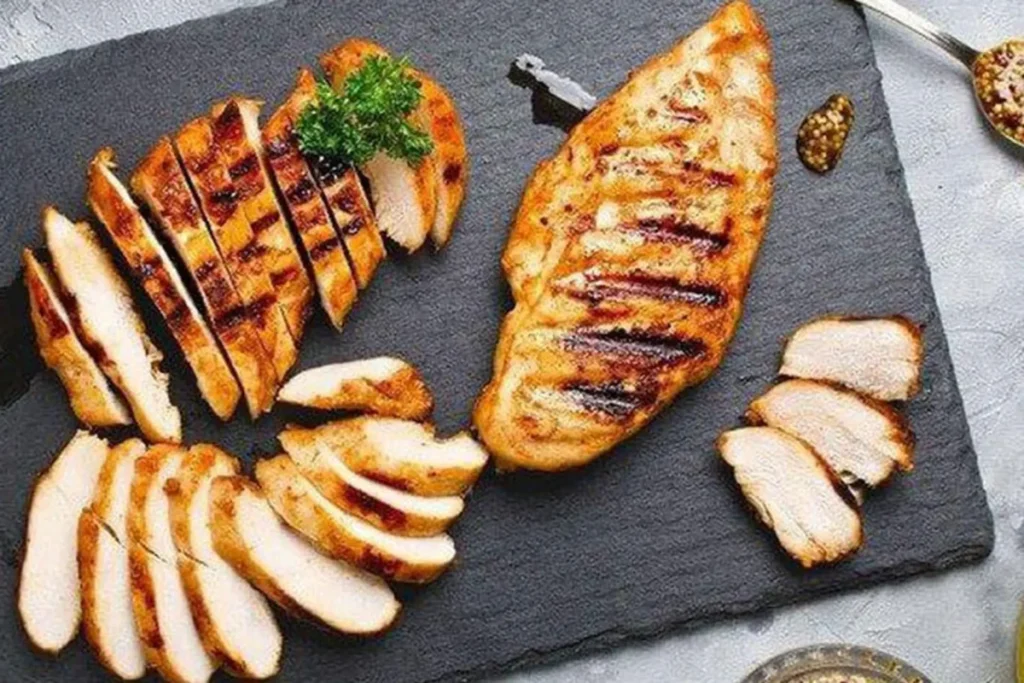 ức gà là 1 trong những thực phẩm giàu protein