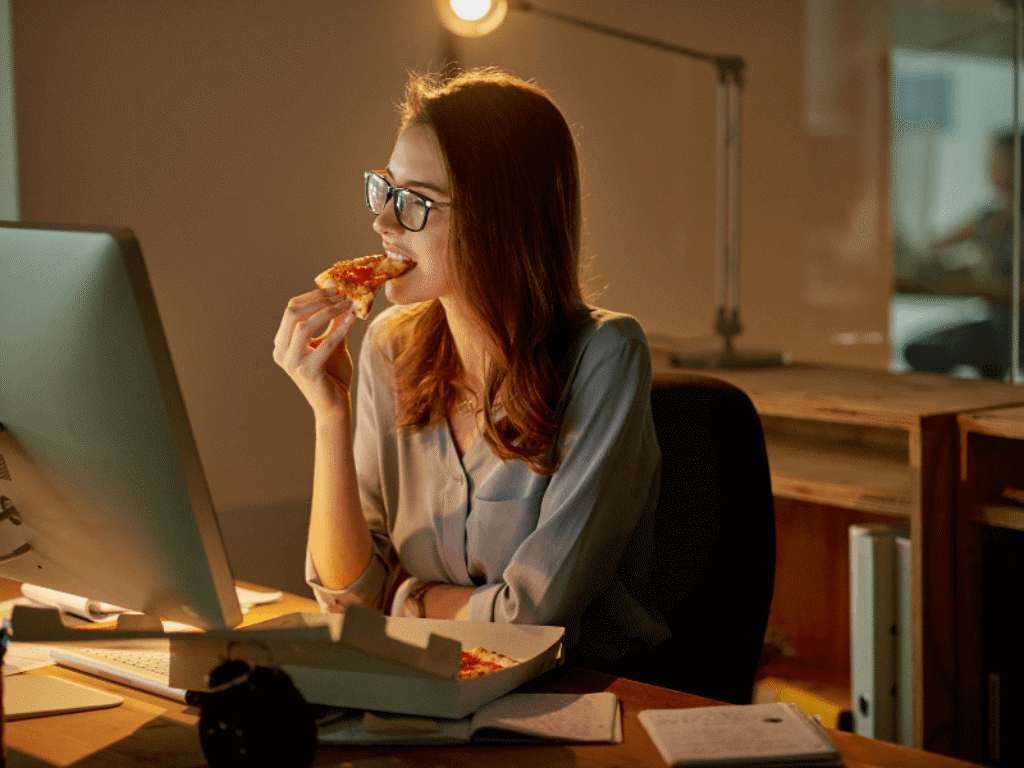 ăn đêm dễ gây tăng cân và khó ngủ